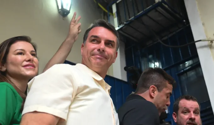 Site distribui criptomoedas em troca de divulgação de conteúdo que incentiva voto em Flávio Bolsonaro