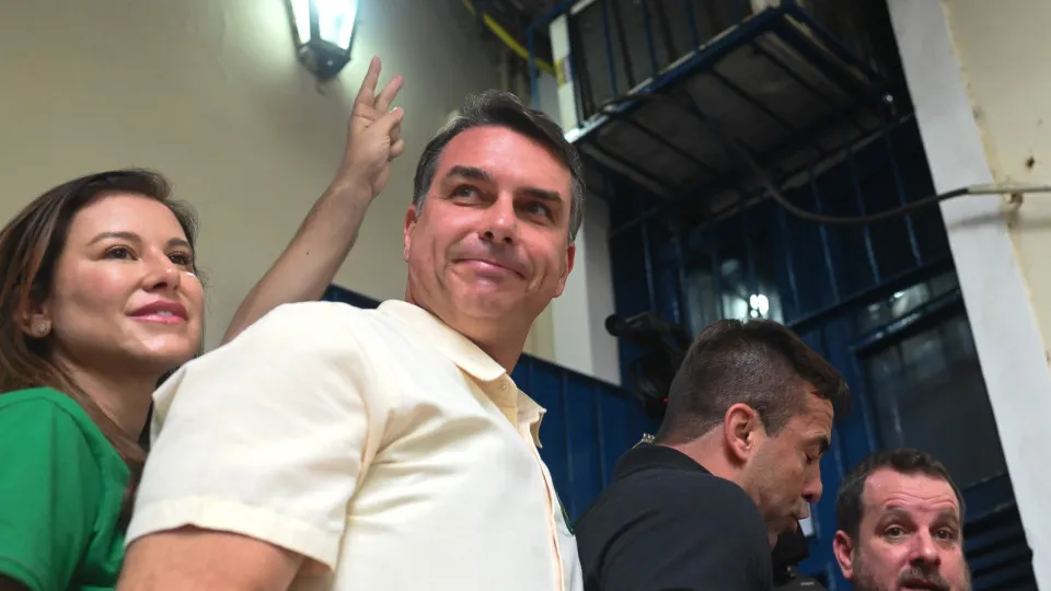 Site distribui criptomoedas em troca de divulgação de conteúdo que incentiva voto em Flávio Bolsonaro