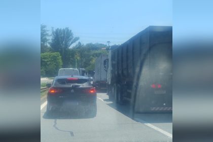 Engavetamento entre 8 veículos bloqueia rodovia e mobiliza helicóptero Águia em Sorocaba