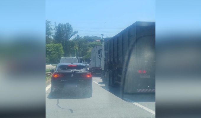Engavetamento entre 8 veículos bloqueia rodovia e mobiliza helicóptero Águia em Sorocaba