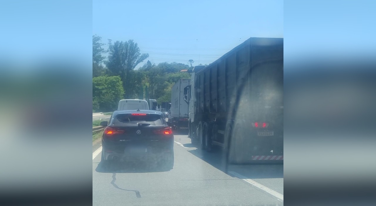 Engavetamento entre 8 veículos bloqueia rodovia e mobiliza helicóptero Águia em Sorocaba