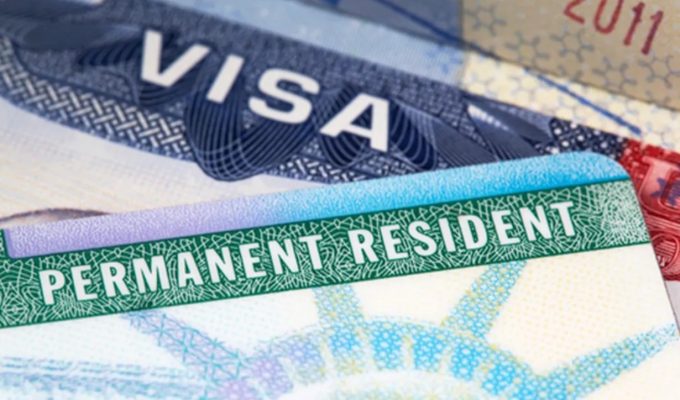 ‘Green card’ na mira: EUA suspendem programa de vistos da Microsoft, diz vice de Trump