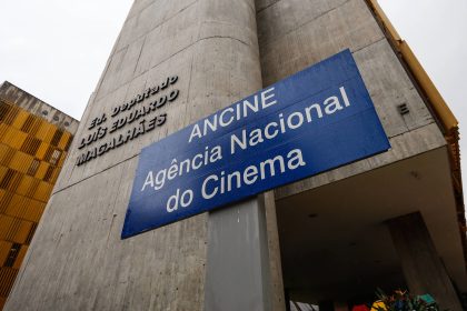 Deputado que coordena campanha de Flávio Bolsonaro quer extinguir a Ancine