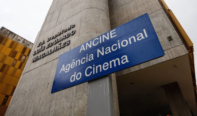 Deputado que coordena campanha de Flávio Bolsonaro quer extinguir a Ancine