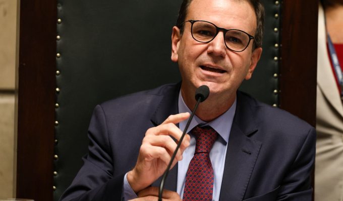 Paes recorre ao STF para barrar anulação dos votos de Garotinho