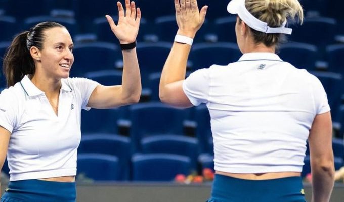 Dupla de Stefani bate campeãs olímpicas e avança à semi em Pequim