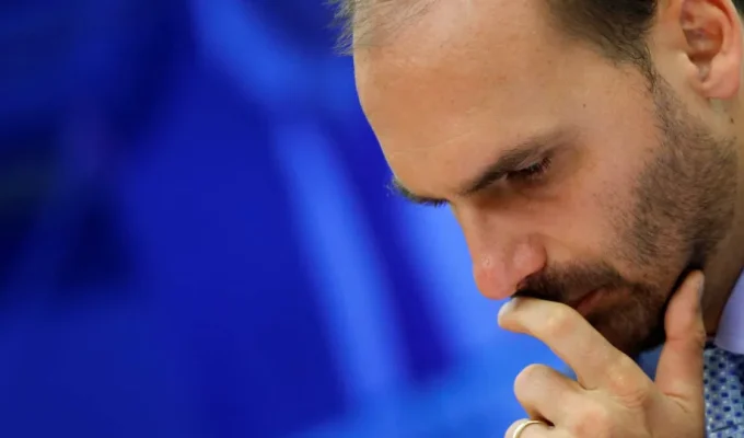 Moraes determina início de pena de Eduardo Bolsonaro e cancela passaportes