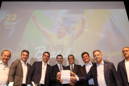 Flávio Bolsonaro recebe apoio de governadores eleitos e Cury