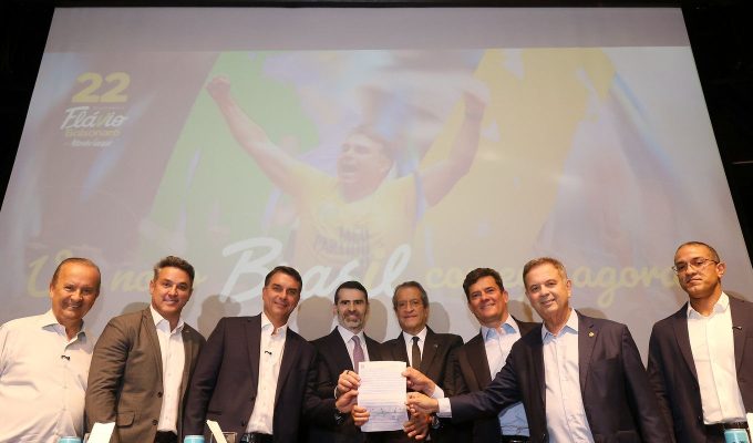 Flávio Bolsonaro recebe apoio de governadores eleitos e Cury