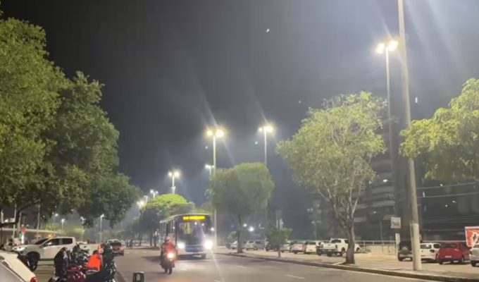 Fumaça volta a encobrir Manaus durante noite desta quinta-feira e qualidade do ar chega ao pior nível