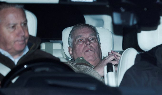 Polícia britânica fez buscas ilegais em casas do ex-príncipe Andrew sobre envolvimento no caso Epstein