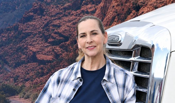 Candidata ao Congresso nos EUA afirma ter sido estuprada enquanto consertava placa de campanha