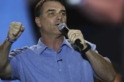 Como pensa Flávio Bolsonaro e quem está ao seu lado