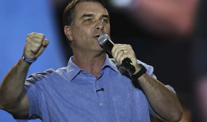 Como pensa Flávio Bolsonaro e quem está ao seu lado