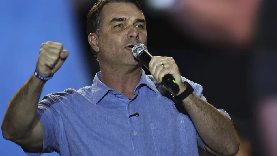Como pensa Flávio Bolsonaro e quem está ao seu lado