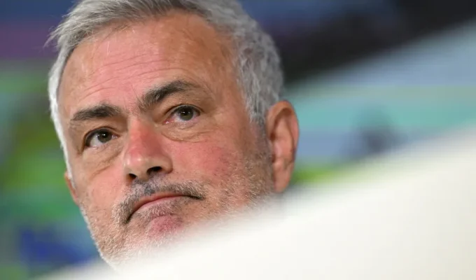 Mourinho se irrita com imprensa e sai em defesa de Mbappé: “Ridículo”