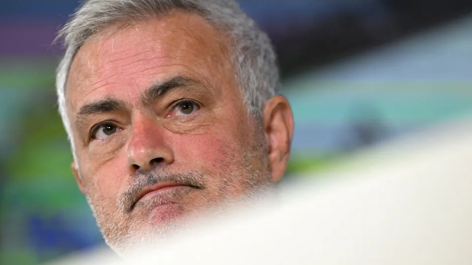 Mourinho se irrita com imprensa e sai em defesa de Mbappé: “Ridículo”