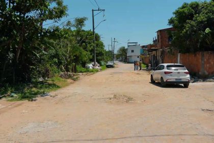 Prefeitura tapa buracos em rua de Campos após meses de reclamações, mas obra definitiva de drenagem segue sem prazo