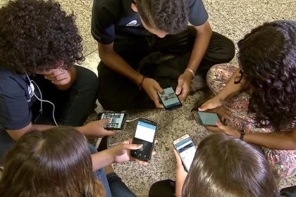Pesquisa mostra que 82% são contra crianças de até 3 anos com celular