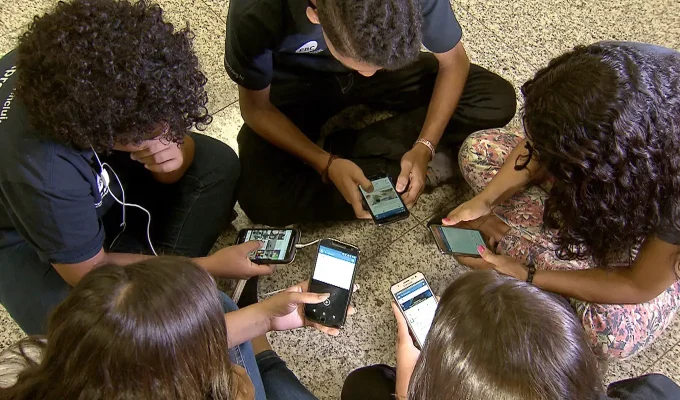 Pesquisa mostra que 82% são contra crianças de até 3 anos com celular