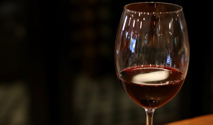 Ladrões mascarados roubam vinhos avaliados em R$ 28 milhões na Itália