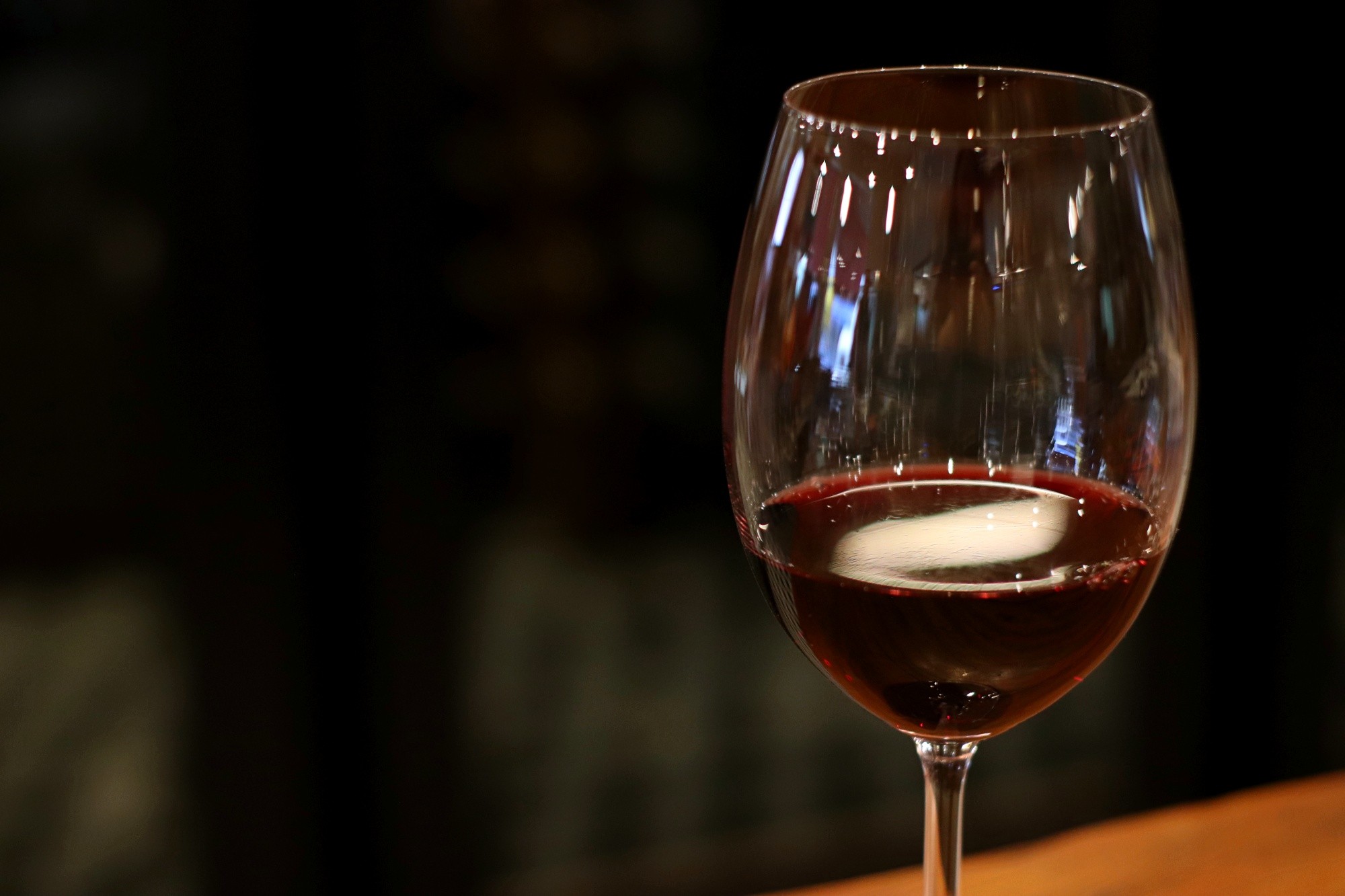 Ladrões mascarados roubam vinhos avaliados em R$ 28 milhões na Itália