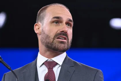 Eduardo Bolsonaro é incluído no banco nacional de mandados de prisão por ordem de Moraes