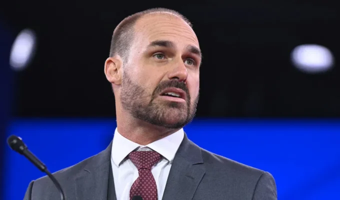 Eduardo Bolsonaro é incluído no banco nacional de mandados de prisão por ordem de Moraes