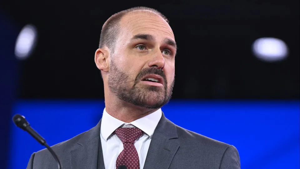 Eduardo Bolsonaro é incluído no banco nacional de mandados de prisão por ordem de Moraes