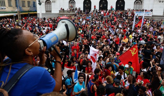 Estudantes fazem atos pelo país em apoio a Lula