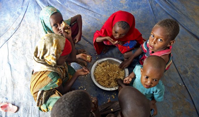 Diante de crise e ‘chantagem’ dos EUA, ONU corta 10 mil empregos, vê riscos para missões e pode deixar refugiados no Brasil sem assistência