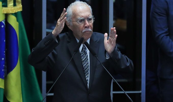 José Sarney é internado em UTI após procedimento abdominal
