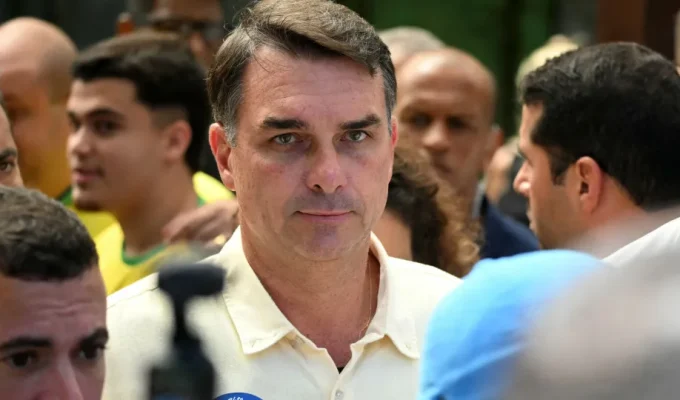 Flávio diz que o pai colocará a faixa presidencial nele no dia da posse