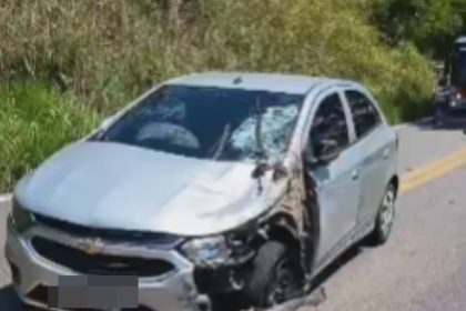 Homem fica gravemente ferido em acidente entre carro e moto em Barra Mansa