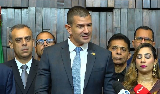 Douglas Ruas chega a 50,88% dos votos após retotalização e vence no primeiro turno no RJ