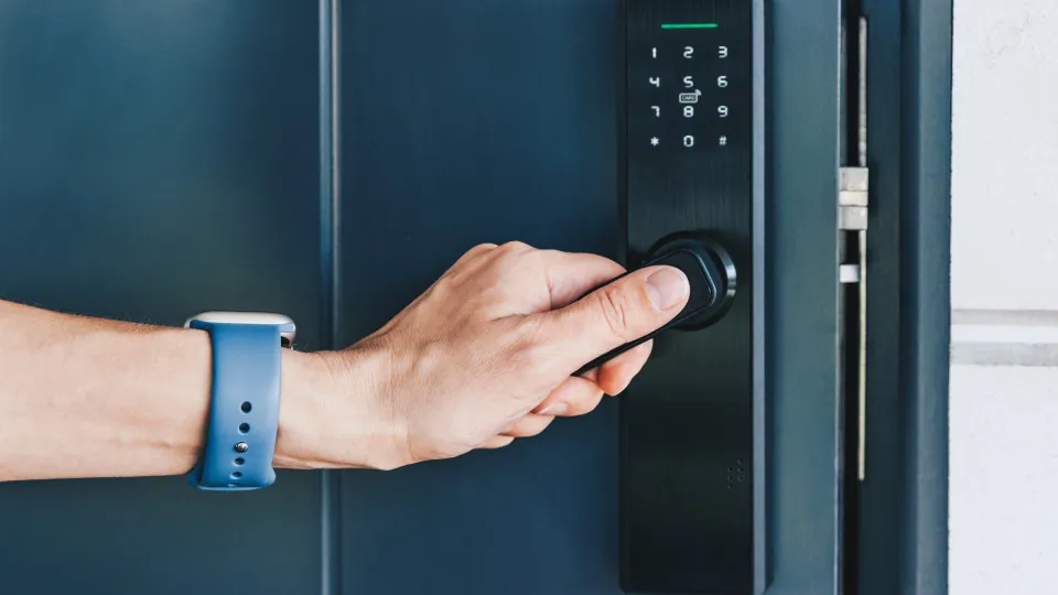 Os 5 motivos para instalar uma fechadura inteligente na sua casa