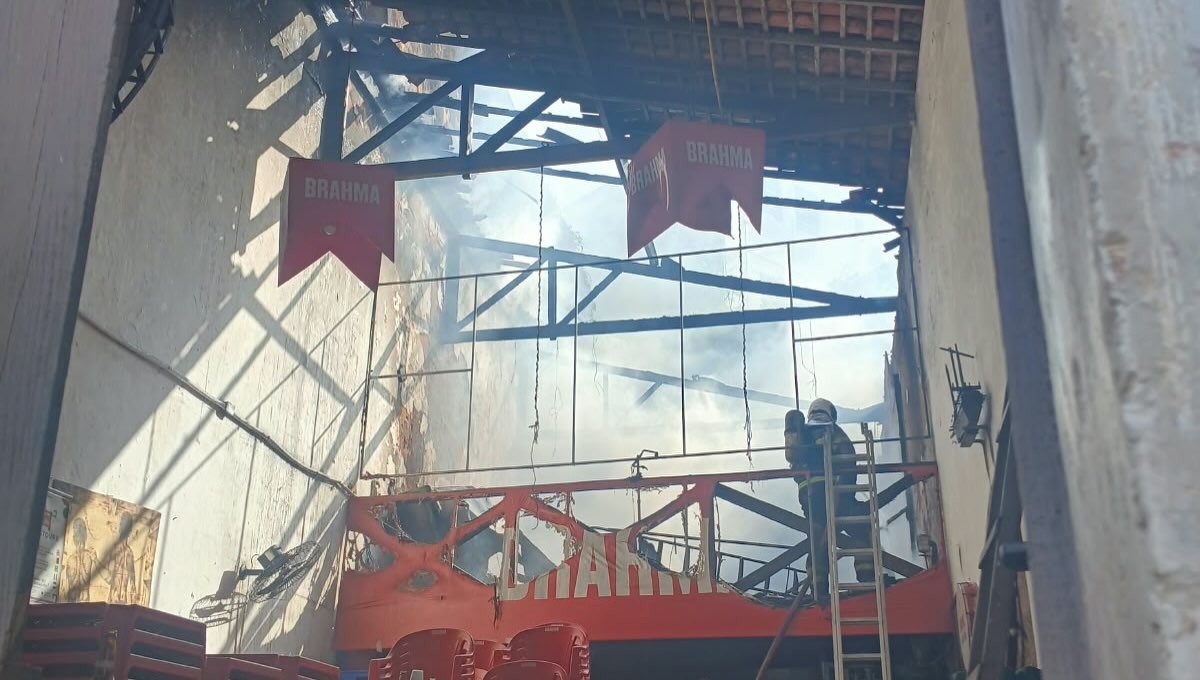 Incêndio atinge bar em casarão no Centro Histórico de São Luís