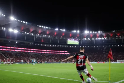 Flamengo defende topo contra rival Fluminense em duelo quente no Maracanã antes da Libertadores