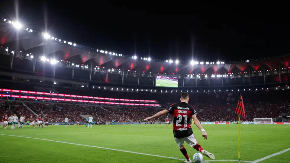 Flamengo defende topo contra rival Fluminense em duelo quente no Maracanã antes da Libertadores