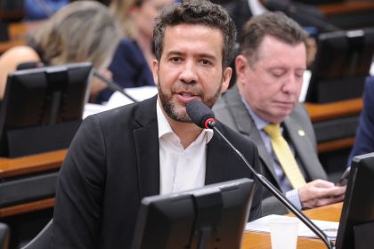 Janones denuncia censura em decisão do TSE contra “Exército do Lula”