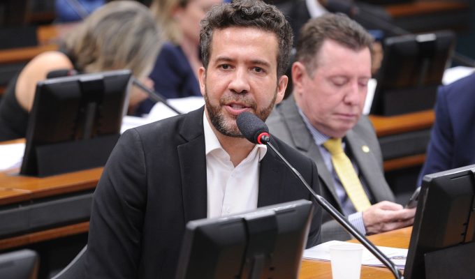 Janones denuncia censura em decisão do TSE contra “Exército do Lula”