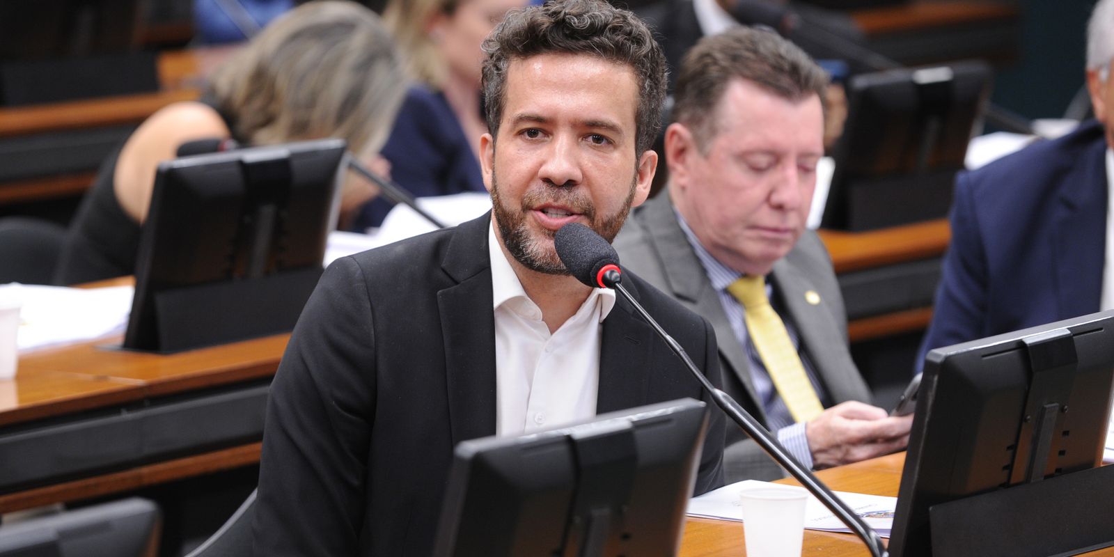 Janones denuncia censura em decisão do TSE contra “Exército do Lula”