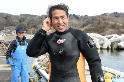Sua mulher foi levada por tsunami e ele passou anos mergulhando para estar perto dela