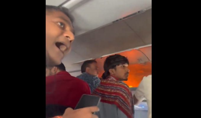 Carregador portátil pega fogo durante voo na Índia, e avião faz pouso de emergência