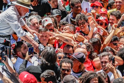 Lula afirma que PT entrará na Justiça contra suspensão de canal