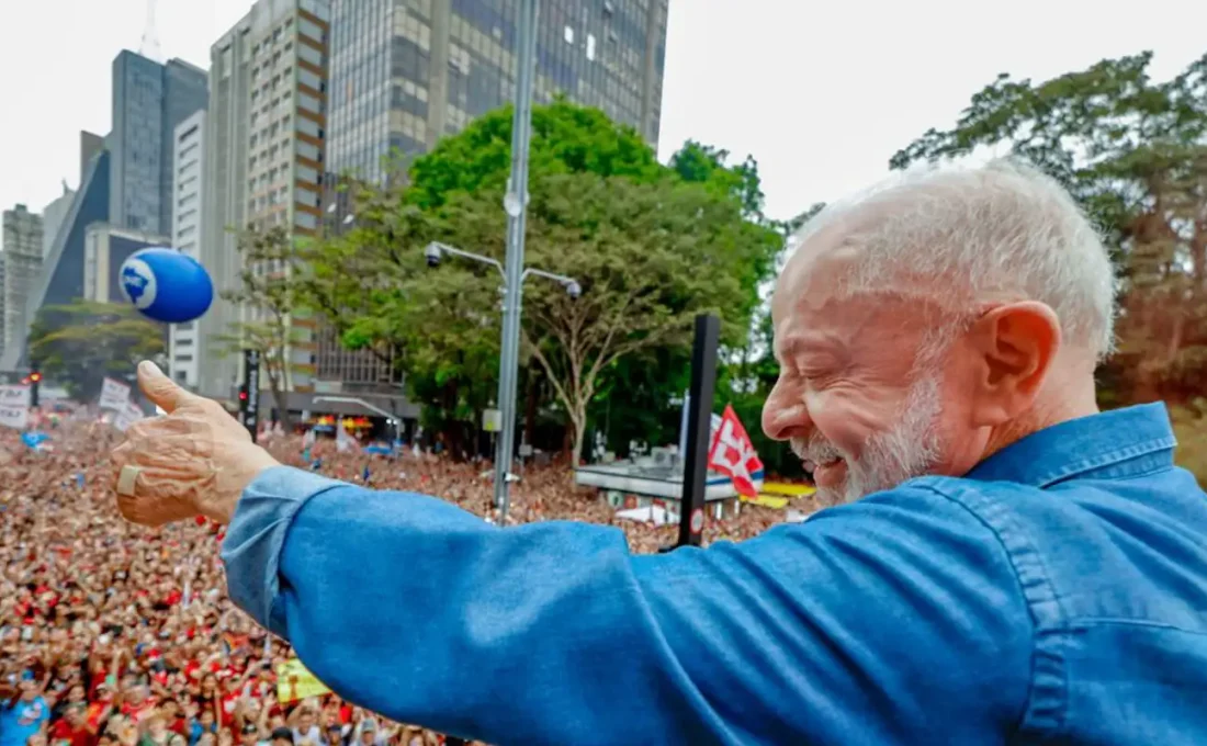 Ato pela reeleição de Lula leva milhares à Avenida Paulista