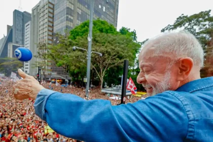 Ato pela reeleição de Lula leva milhares à Avenida Paulista