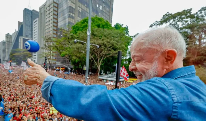Ato pela reeleição de Lula leva milhares à Avenida Paulista