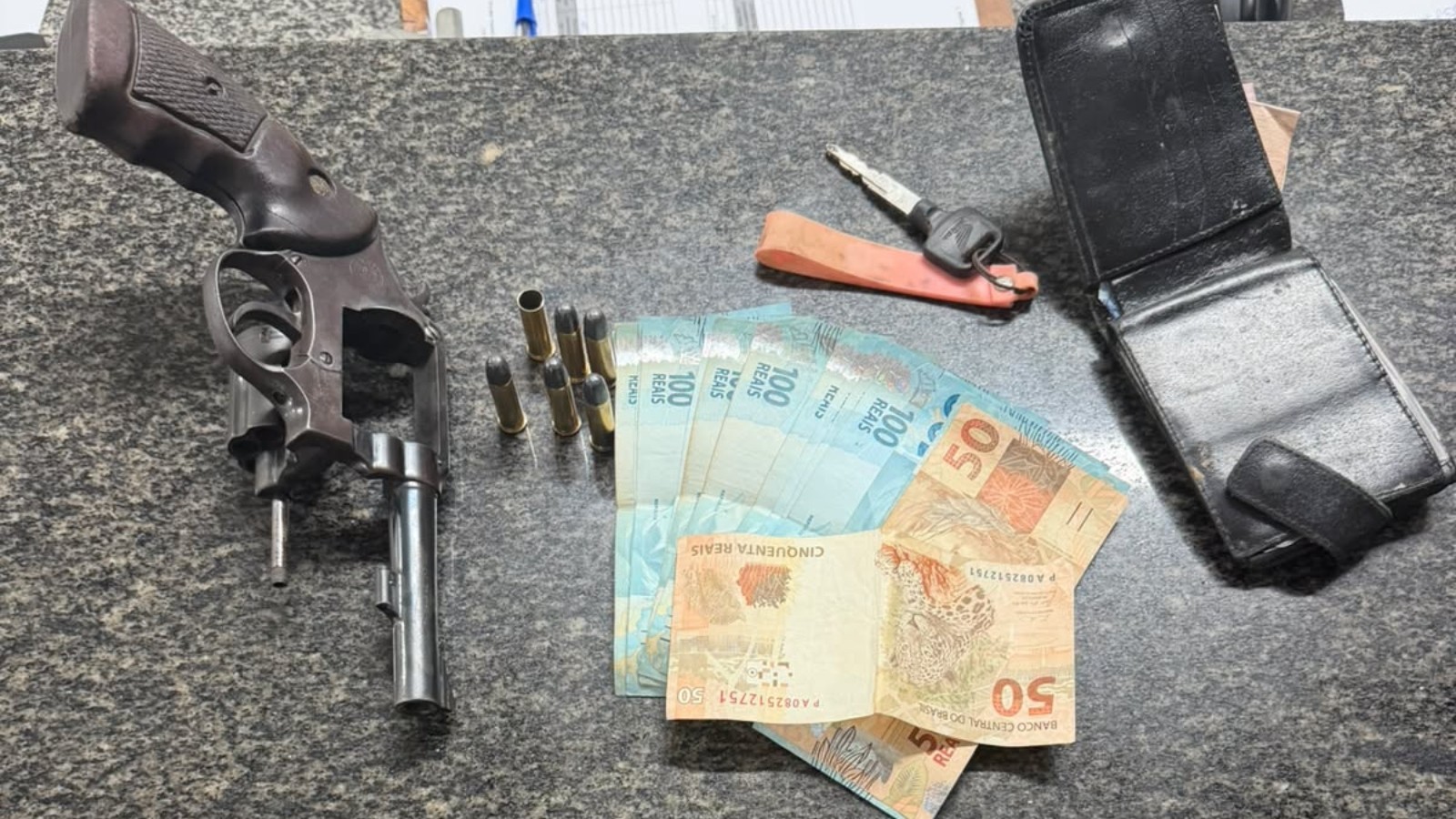 Suspeito morre e outro é baleado após policial reagir a assalto no interior do Ceará