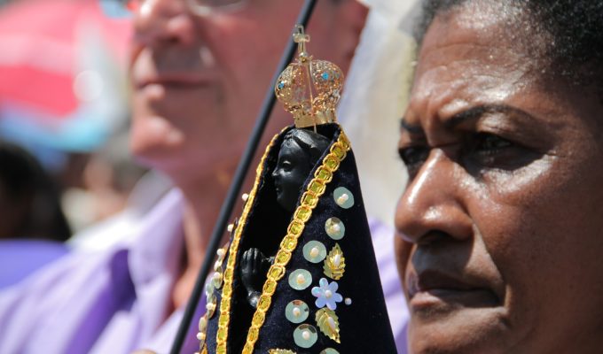 Por que Nossa Senhora Aparecida é negra? Veja o que explica a cor da imagem da Padroeira do Brasil